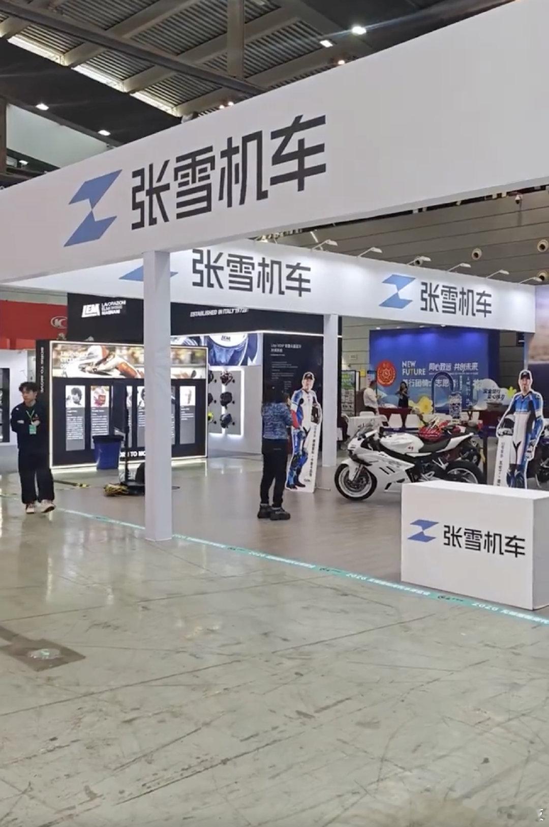 【张雪机车首秀消博会张雪冠军车型已排到10月】据澎湃新闻，4月13日，张雪机车首