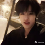 张极雪夜自拍 张极这组雪夜自拍太有质感了！雪纷纷扬扬地飘落，他站在雪中，身着简约