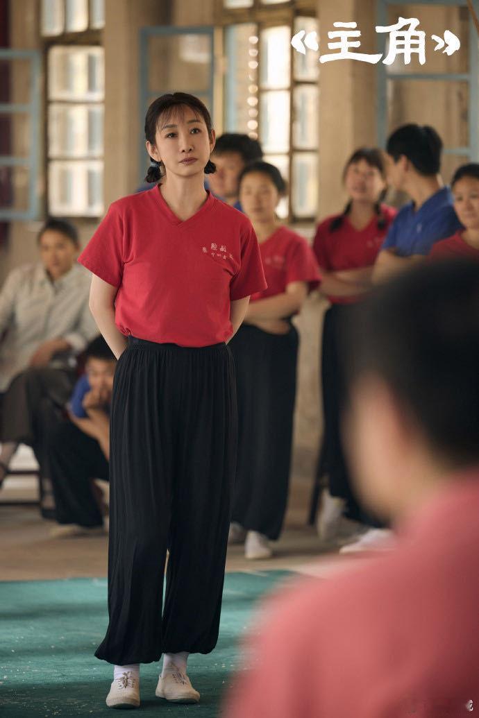 秦海璐打呼噜演到要道歉 真的好喜欢秦海璐饰演的花彩香。她扎着双麻花辫，跟个小姑娘