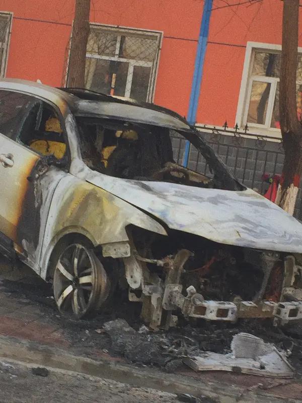 厂家让你举证该怎么办车烧了，难道发票也烧了？要证据还不简单，关键是人家能不能处理