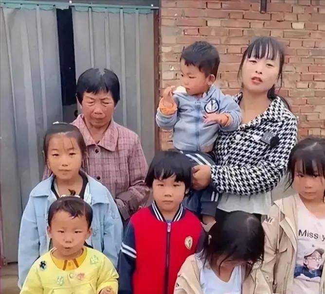 2021年河南，朱大哥修拖拉机时被砸身亡，妻子不堪重压离家出走，留下5个年幼的孩