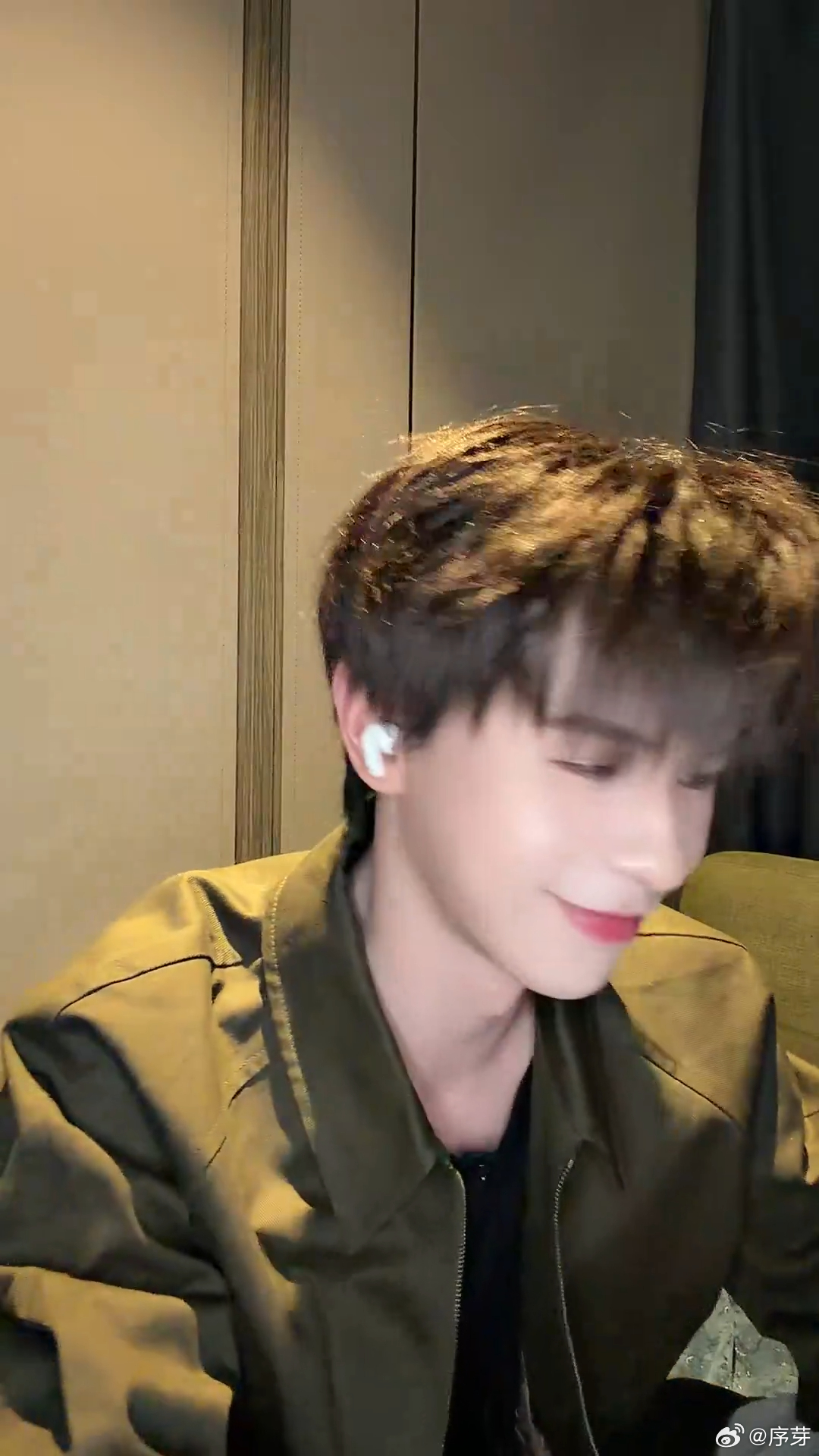 何浩楠直播 直播里何浩楠聊北京音乐节超兴奋，帅之萌之的模样，线下必须冲现场 