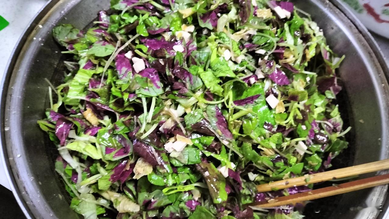 河南人爱吃的早餐——菜馍加五谷豆浆，简单，营养，可口。

做菜馍的馅料，昨天下午