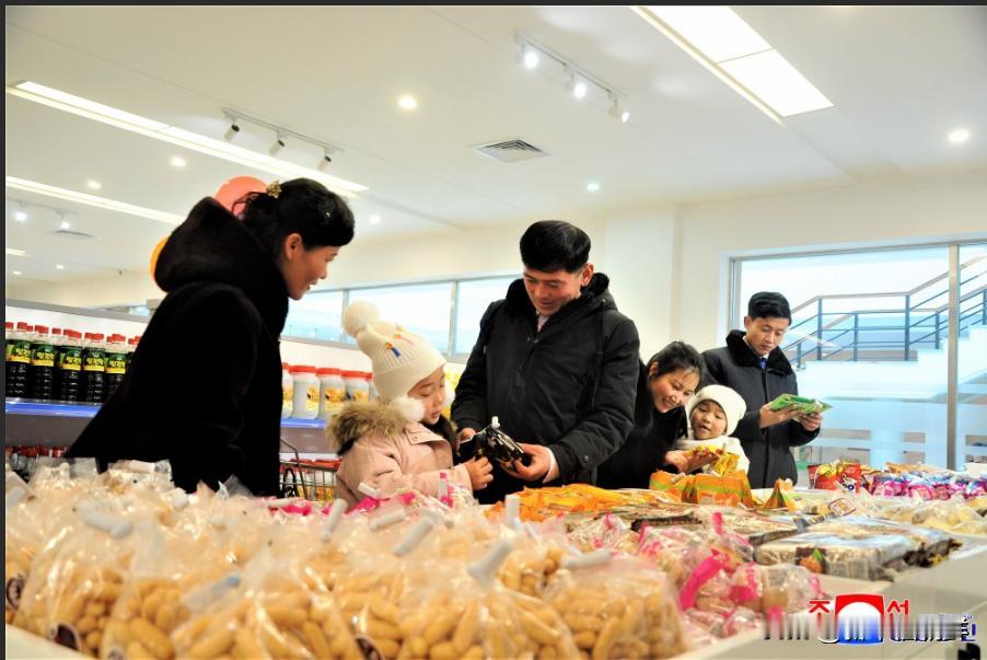 作为大众文化生活据点出色落成的平壤市江东郡、咸镜南道定平郡和开城市开丰区综合服务