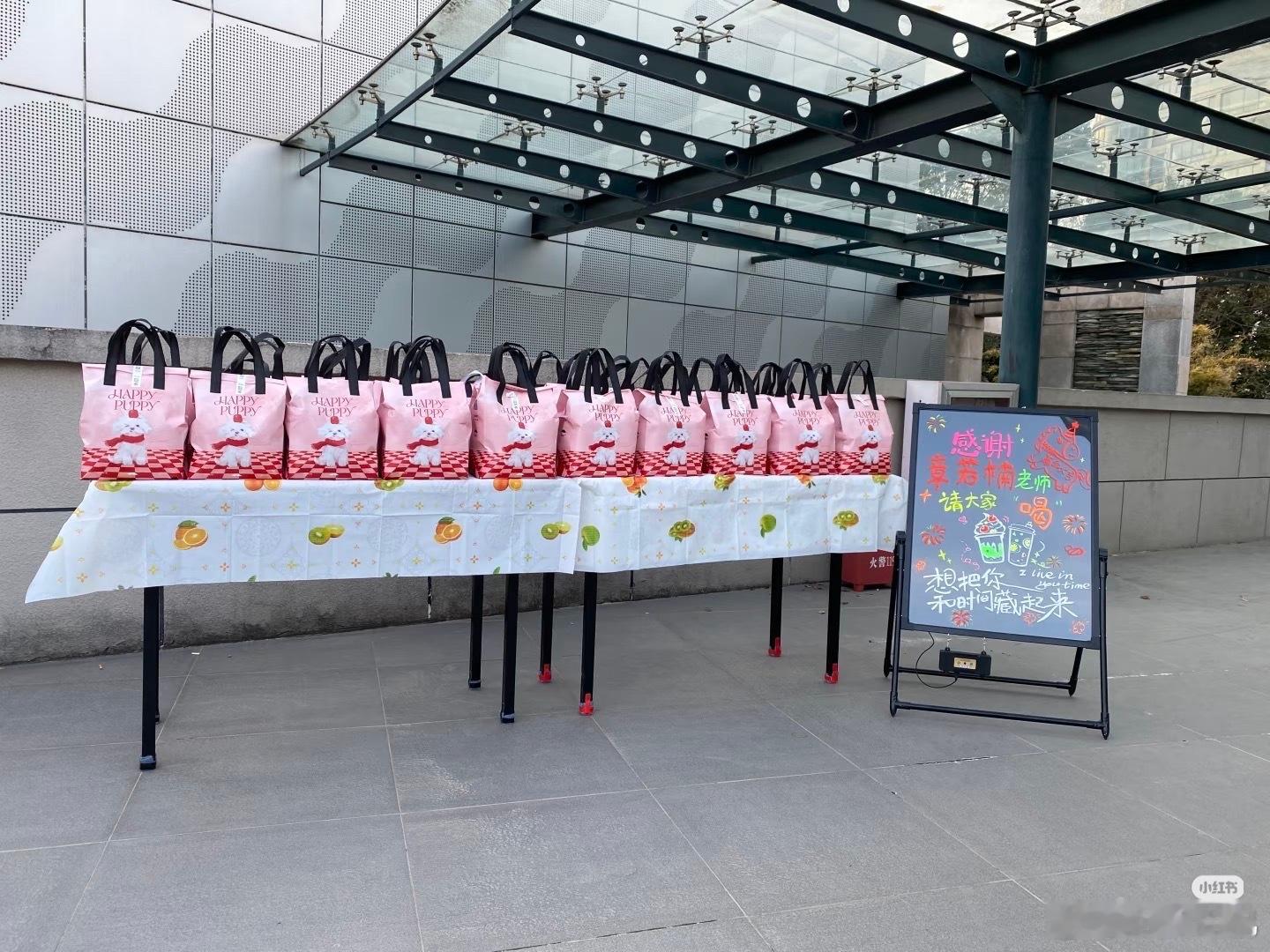 章若楠沈千盏章若楠请剧组工作人员喝奶茶啦！开年大吉呀 拍戏一切顺利！ 