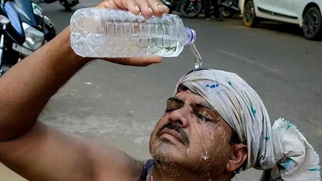 48.2℃路面可煎蛋，全球百大热城印度占98座，为啥这样？
 烈日烘烤路面滚烫，