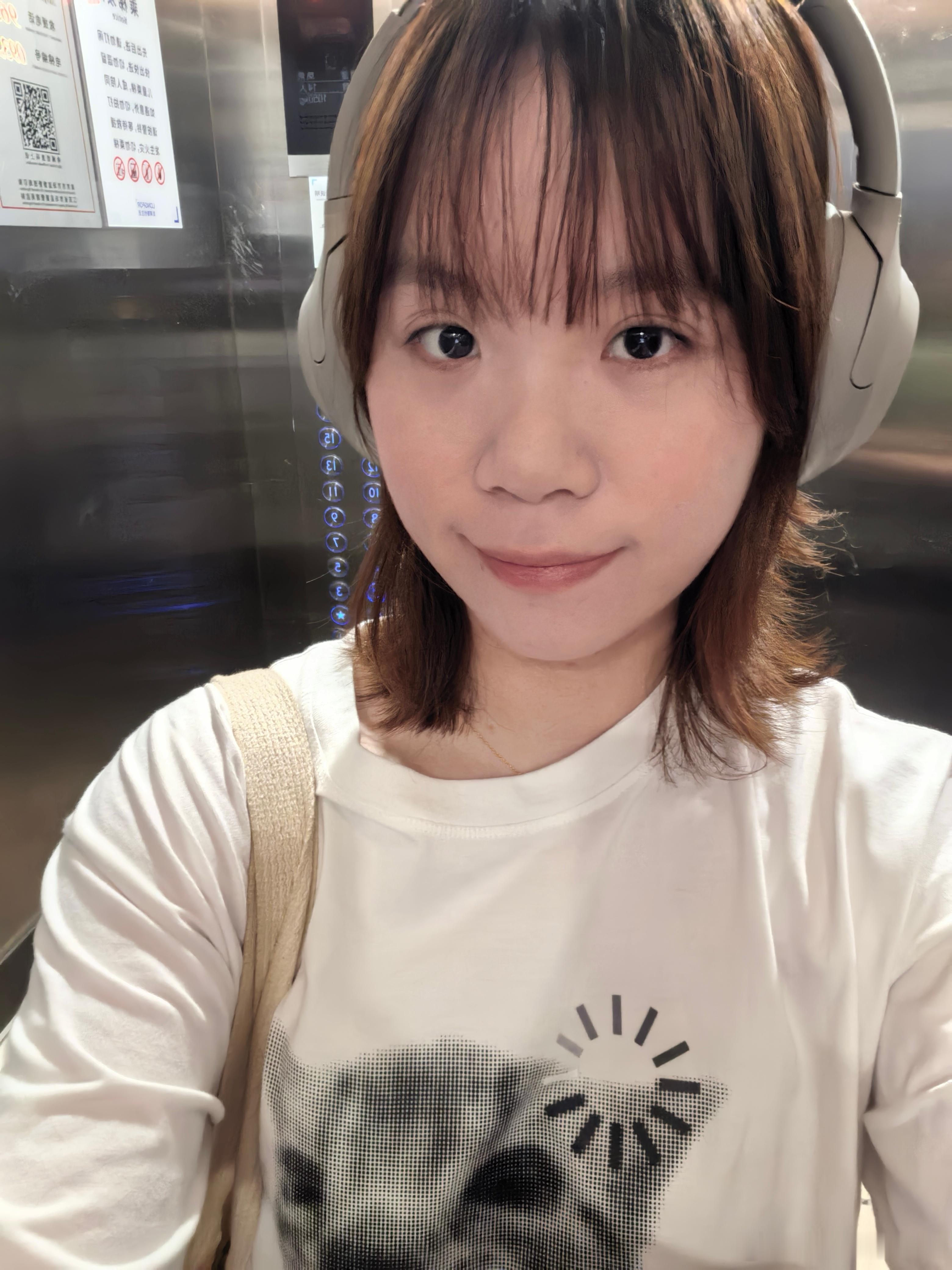 我和小猫都变胖了，小猫整天都在嚼猫粮，我整天都在馋完这个馋那个。 