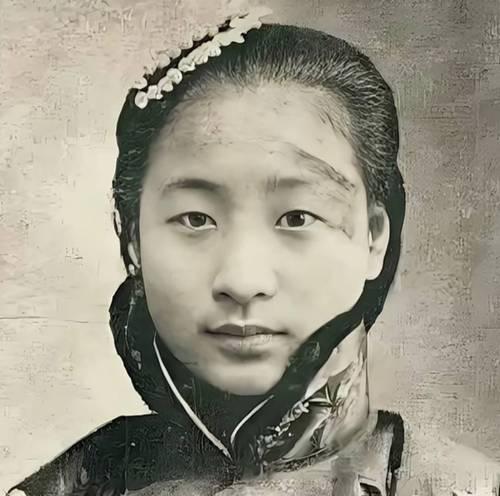 1904年，22岁的蔡锷迎娶29岁的刘长姑，新娘誓死不嫁。蔡锷下不了台时，一名女
