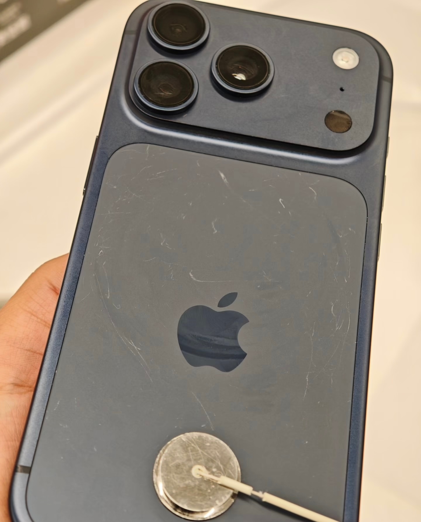 iPhone17系列展示机刮痕原因今年标准版的抗刮性比Pro好很多，几乎看不出有