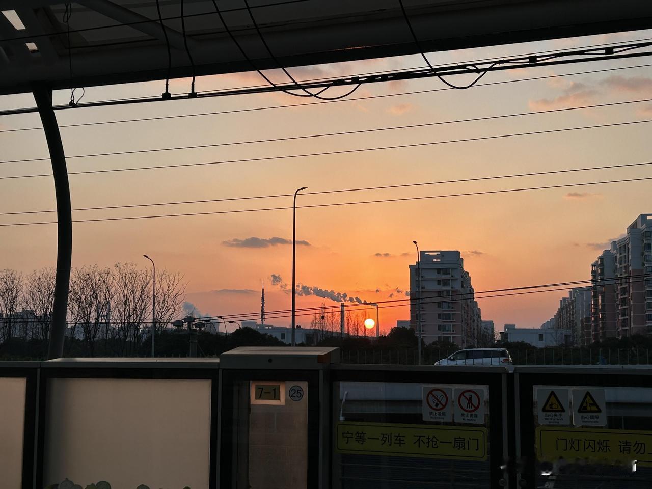 失业 要不要离开上海
最近在搬家 也在犹豫要不要离开
我待在上海已经一年半了 这