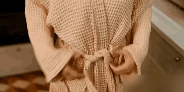 别再骂梅婷的肚子了，那道疤下面，是她心脏停跳的5分钟，是她丈夫抖着手签不下的病危