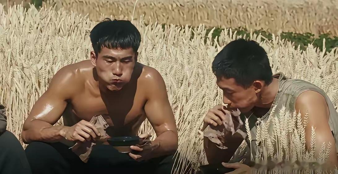 看了《生万物》，有一个奇怪的地方，不知大家发现没有？别人割麦子热得光膀子、穿坎肩