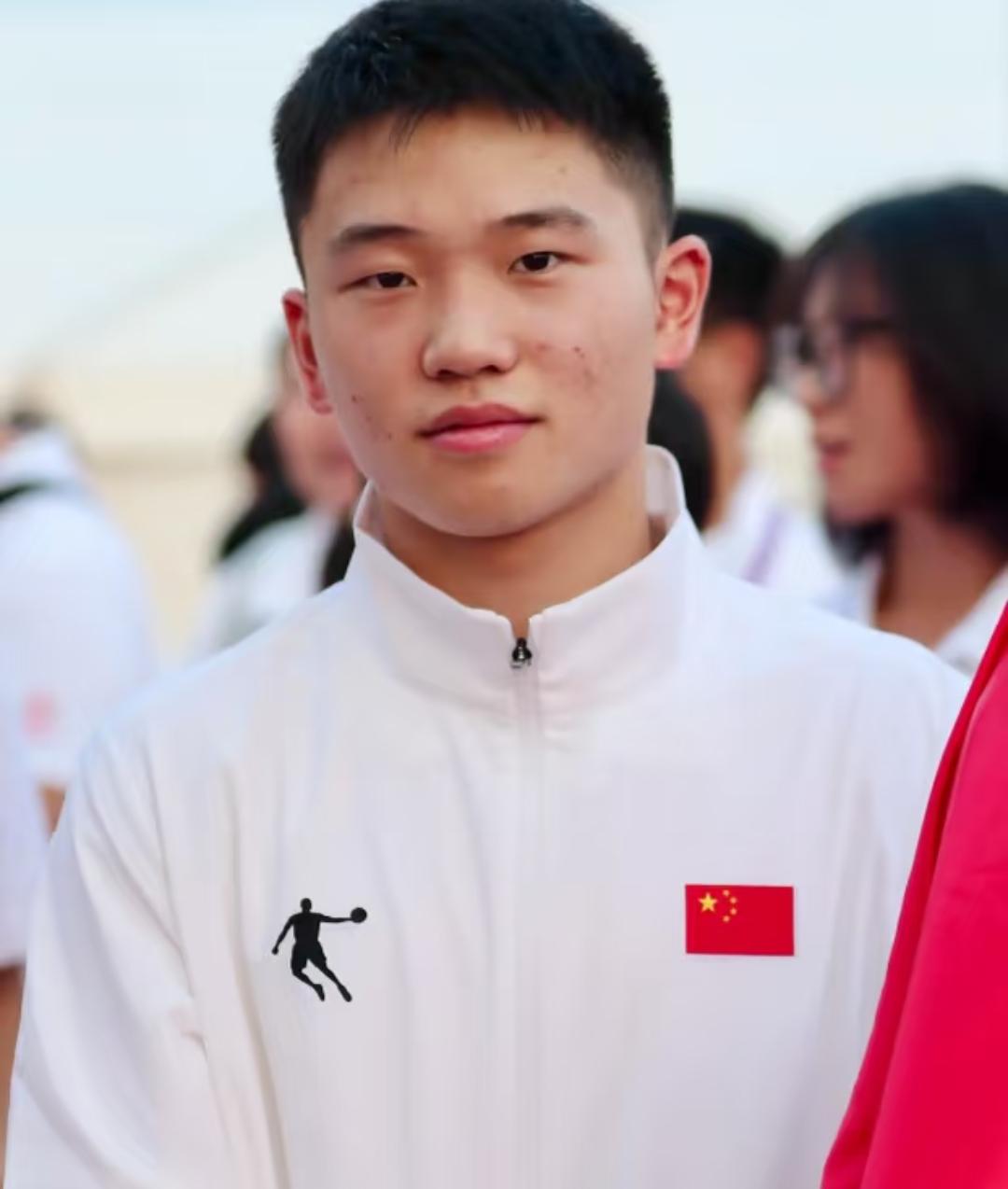 亚锦赛国乒最强黑马削球手李天阳是06年的，江苏徐州人，人长得板正帅气，球也打得好