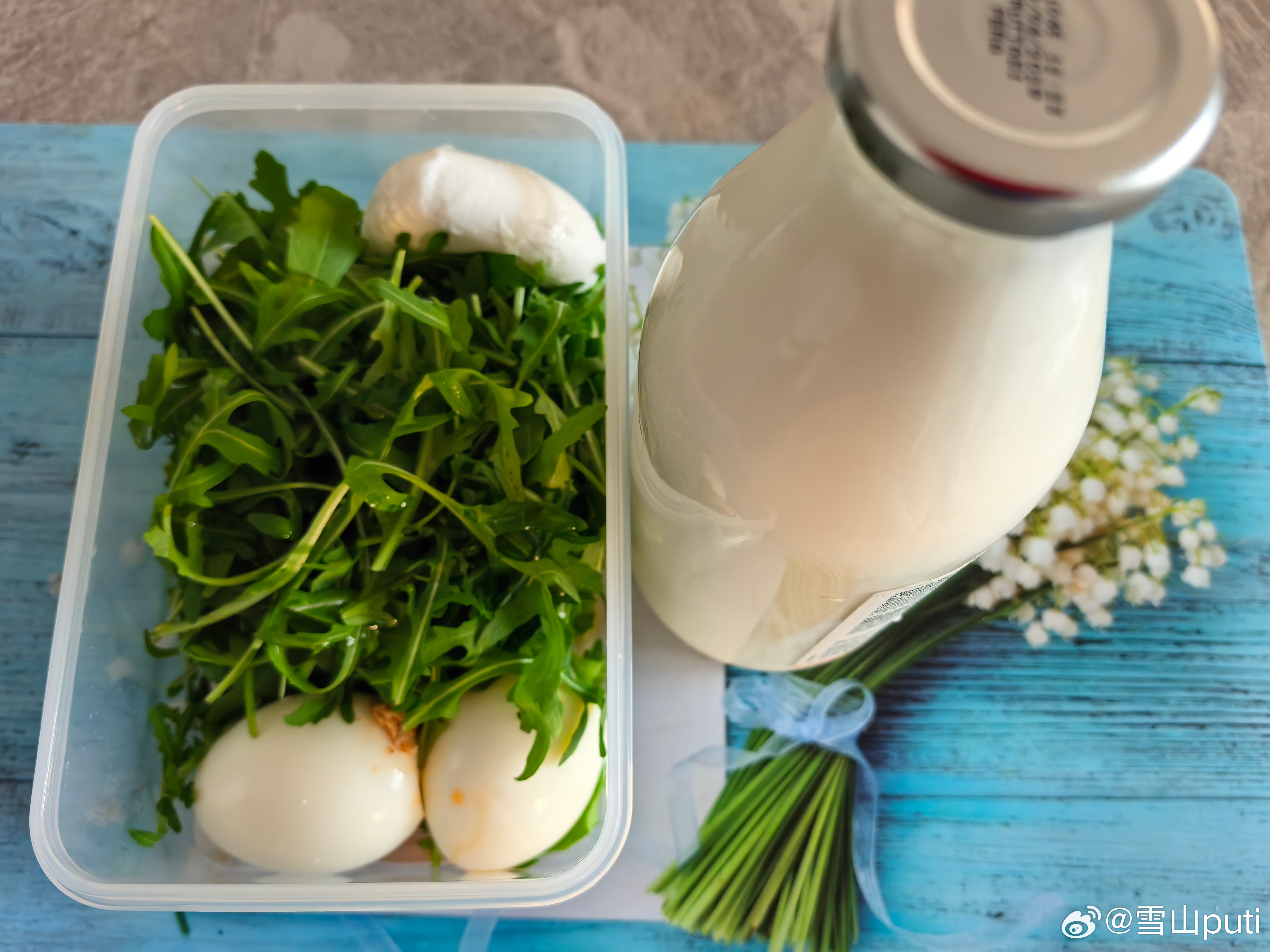 老大的康复午餐：橄榄油凉拌菜+鸡蛋+水奶酪+酸奶。 