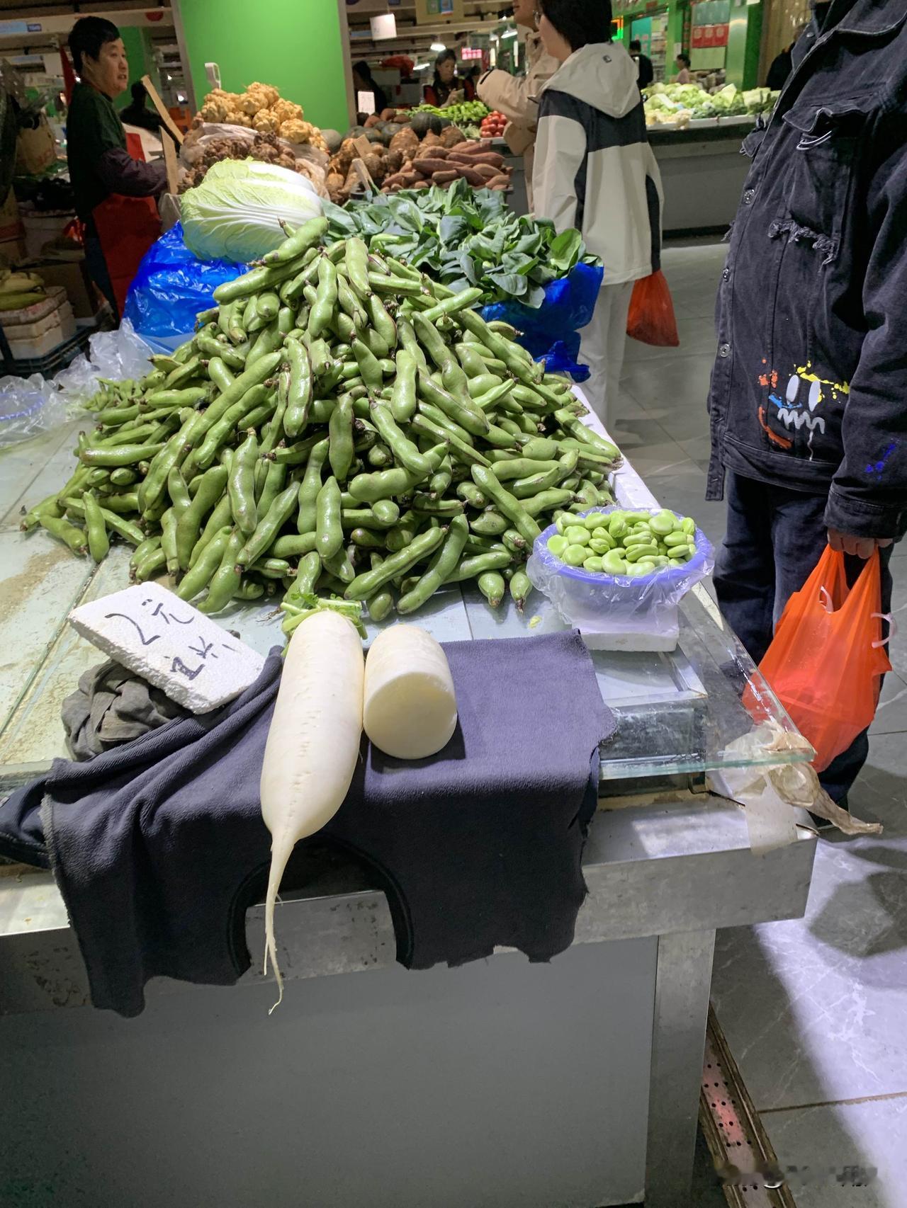 离上次吃蚕豆过去四个多月，又有新鲜的蚕豆卖了，十元一斤，现在一年可以吃两回蚕豆了