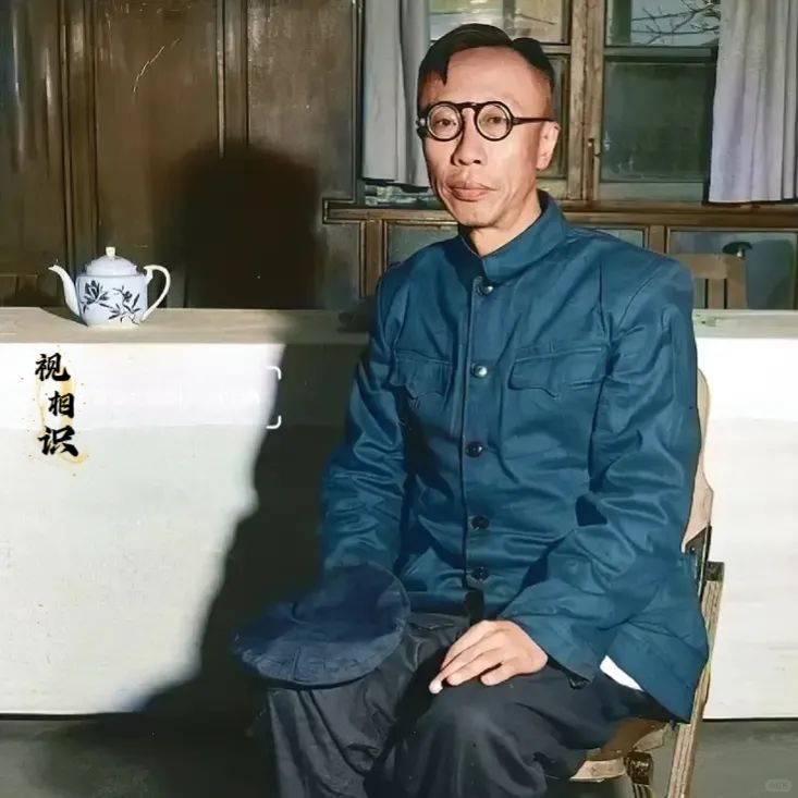 1960年，刚刚获得自由身的溥仪留下的照片，镜头中他端正而坐，还是一如既往的消瘦...