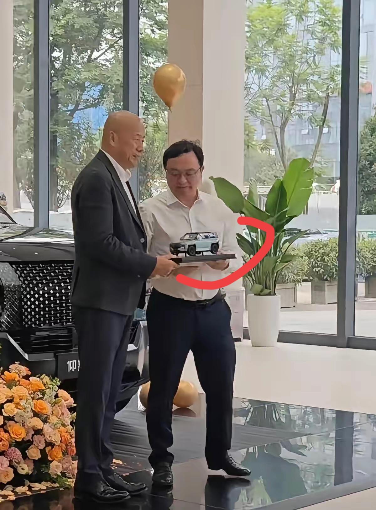 王总拿的车模型是什么型号的，挺好看的