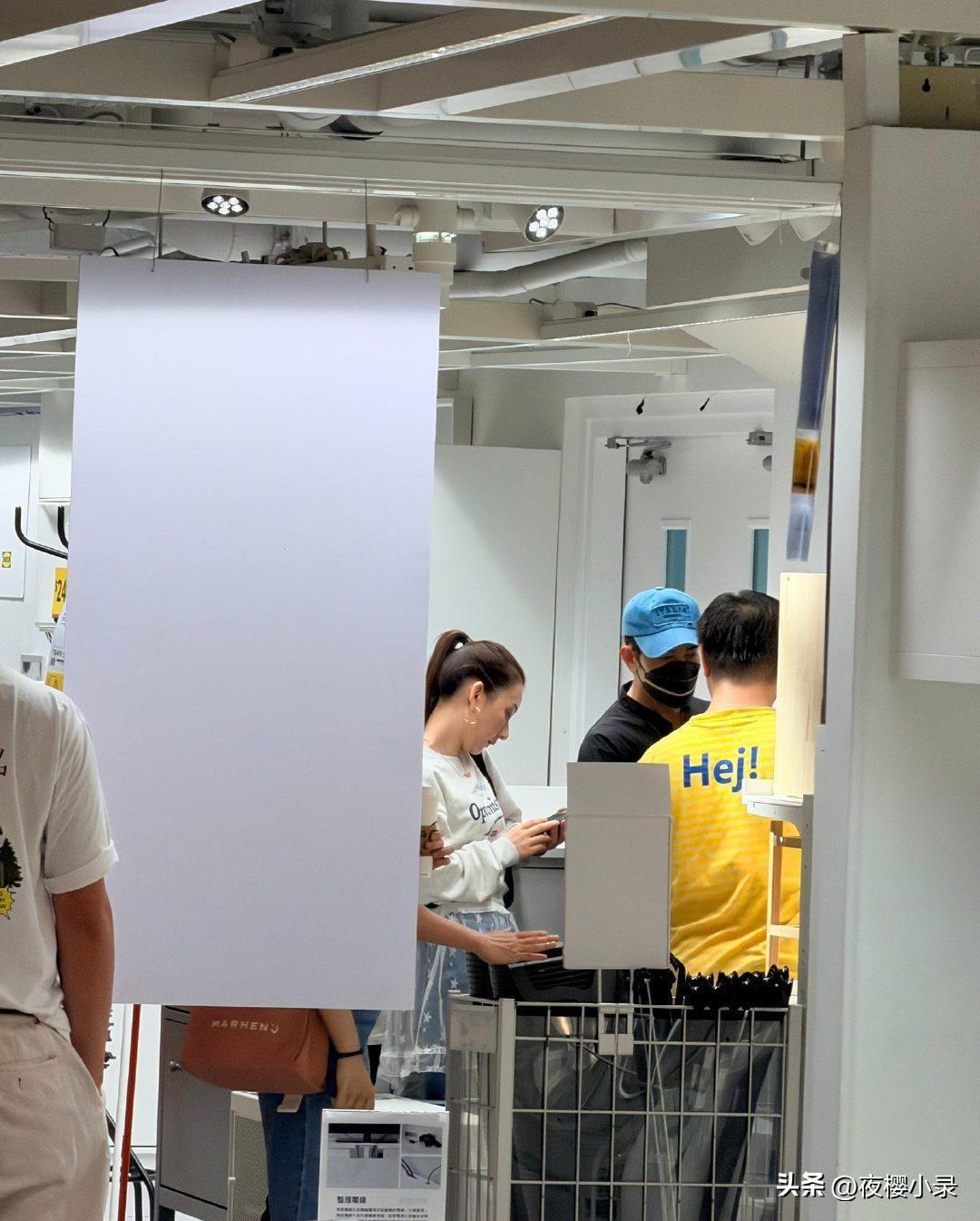 61岁郭富城携妻子方媛现身香港铜锣湾商场选购家具。他专挑平价款式，生活十分接地气