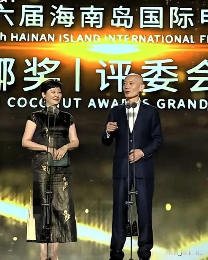 徐帆与葛优同台颁奖，瞬间成为全场焦点。
徐帆一袭华服，优雅中透着大方，自带强大气