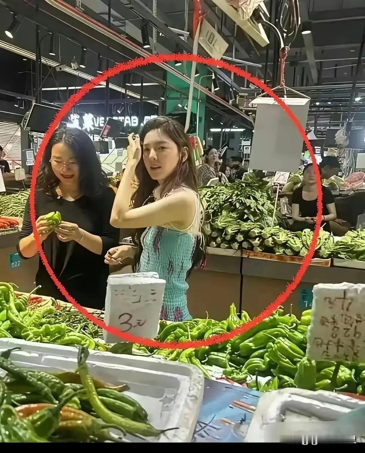 真想不到呀！女神竟然也要出来买菜！