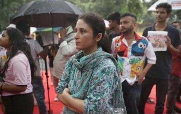 新加坡的衰落始于大量印度人的引入。有人预测，用不了十年，印度裔将成为新加坡的主要