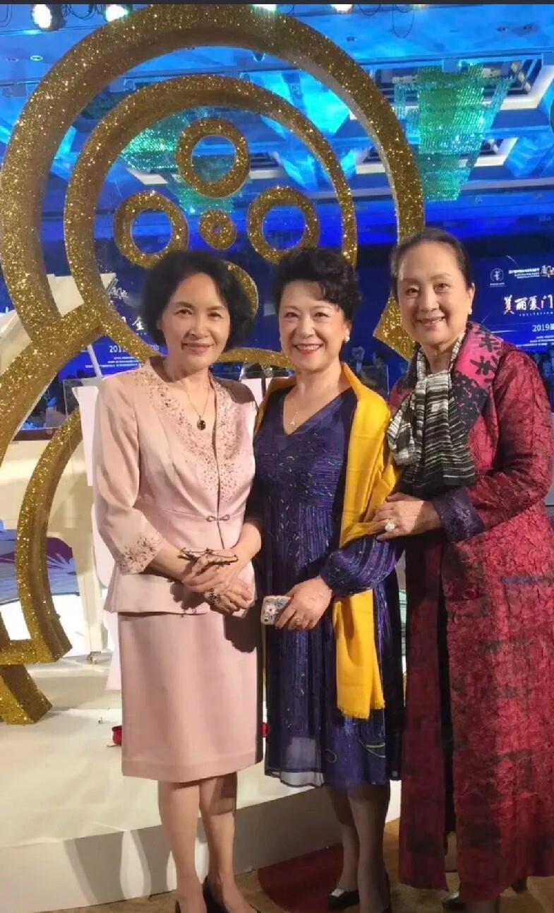 不整容不打针！
三位老戏骨的优雅晚年，
对比现代明星整容脸引发共鸣！
还记得80