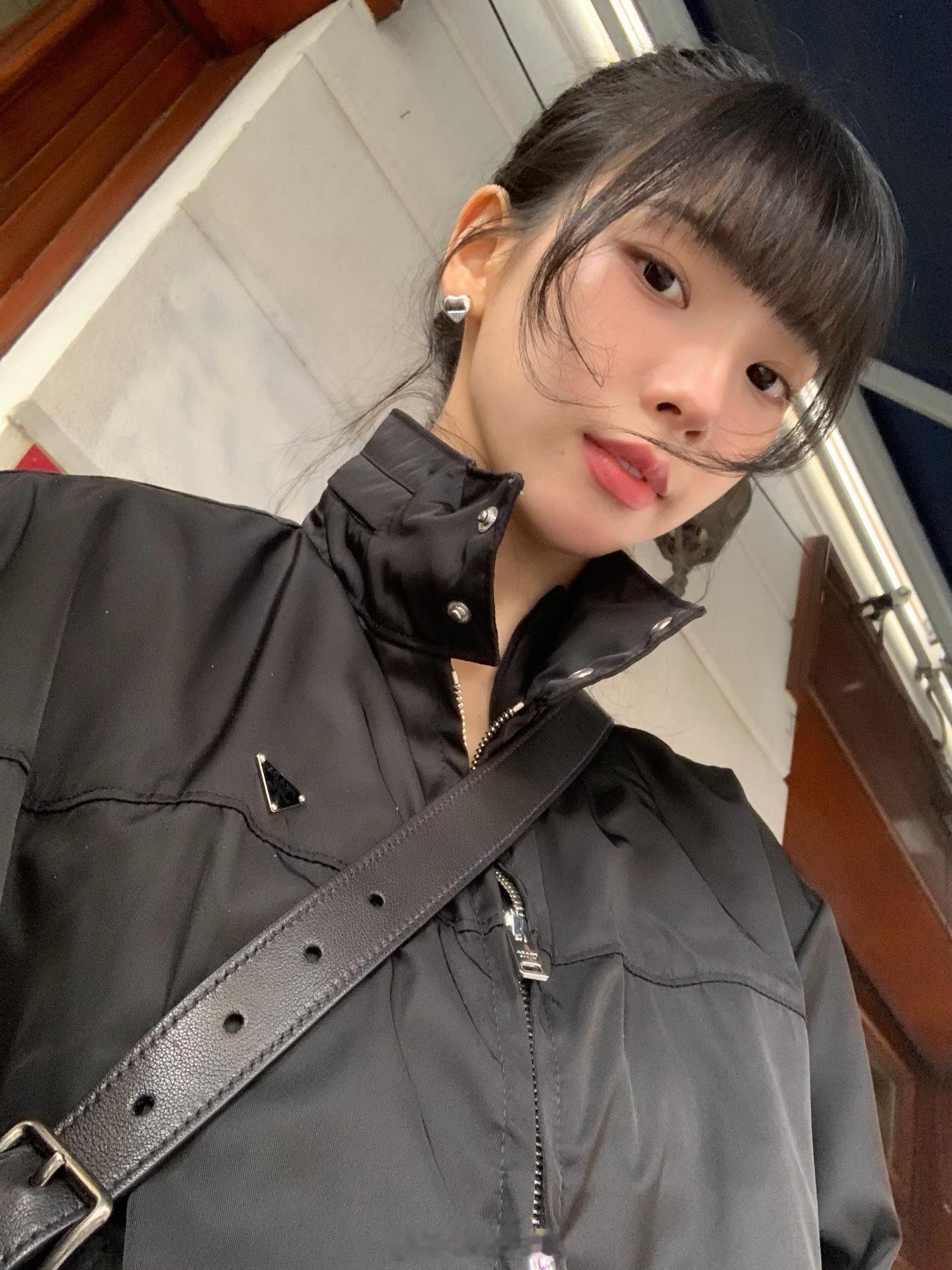 karina ins齐刘海高丸子头 