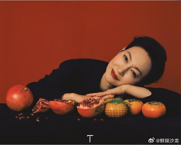 惠英红 野心溢出屏幕 惠英红ELLE八月刊大片太有冲击力，手臂肩背紧致的肌肉线条