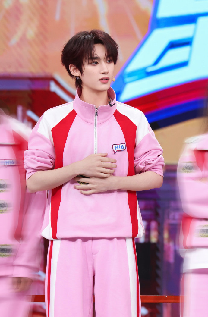 丁程鑫橘红衬衫黑领带 丁程鑫新年look 丁程鑫新年look，丁程鑫橘红衬衫黑领