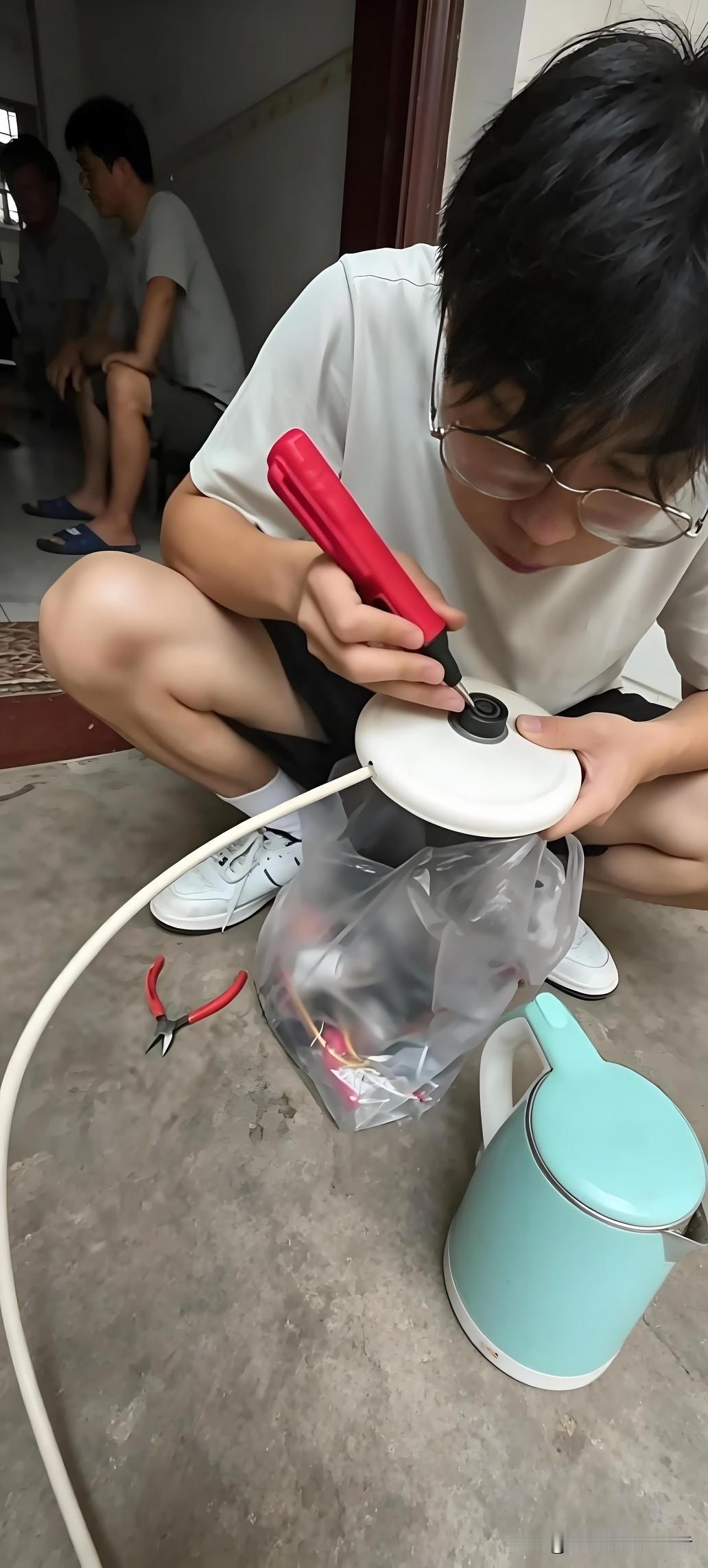烈日下的乡间，藏着最动人的青春善意！江西工业工程职业技术学院电气自动化专业大二学