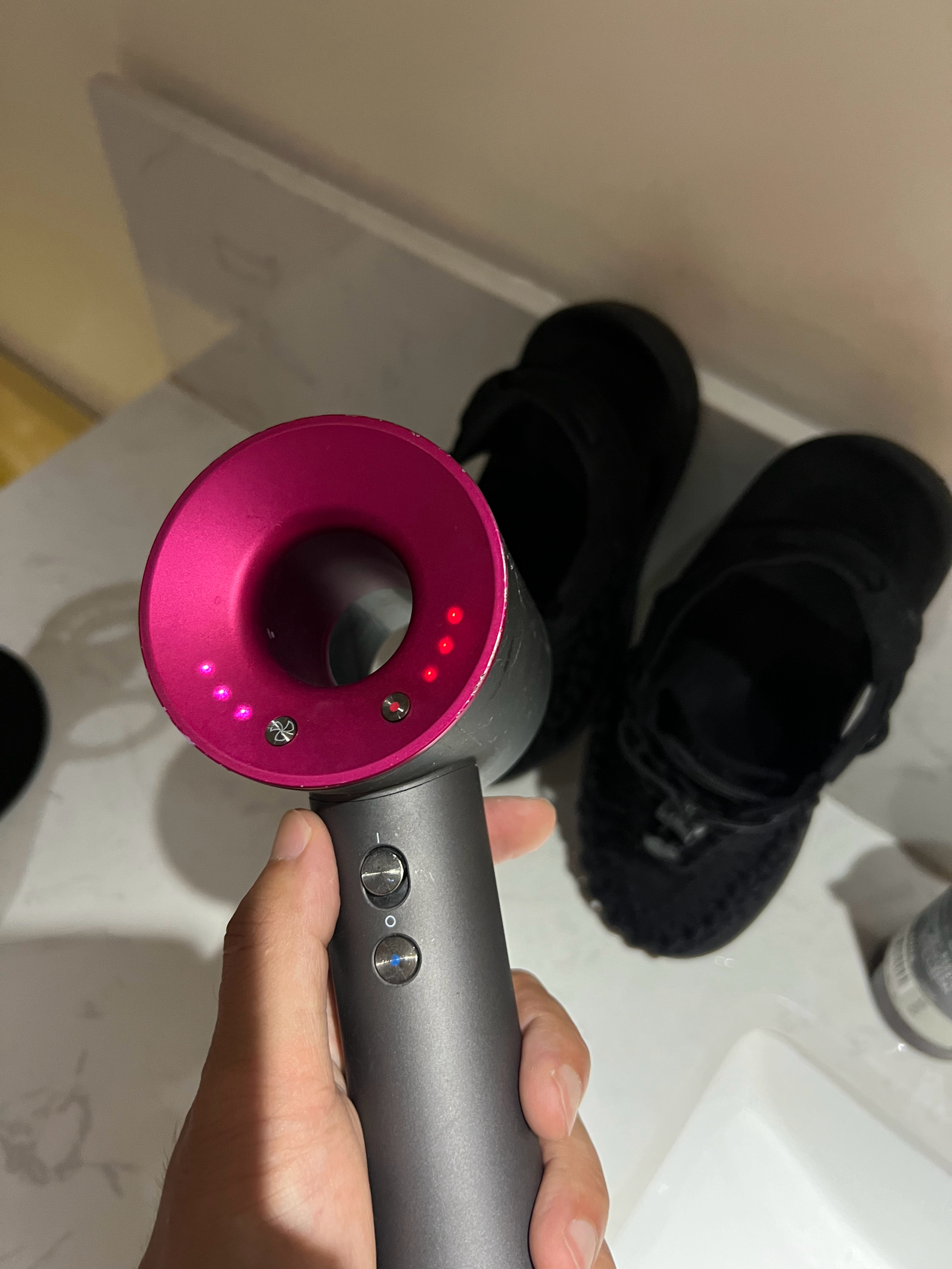 刚一进屋，哇，配了戴森吹风机再一用，好吧，是假的不过哪怕是假的，也比普通酒店的好