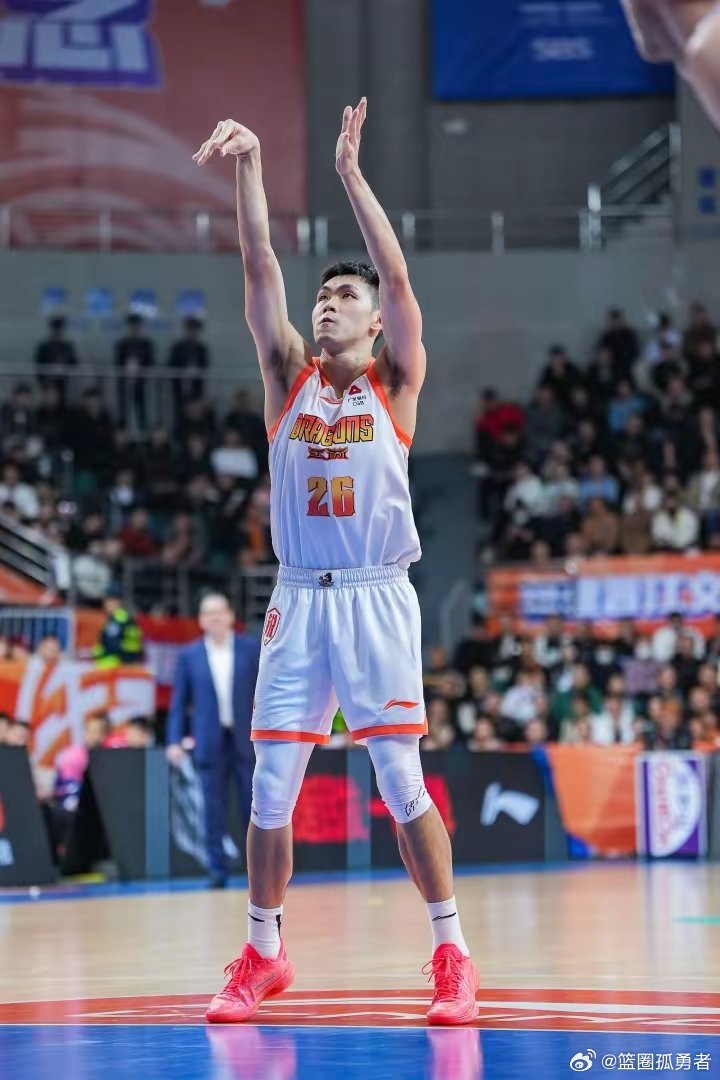 抵制男篮饭圈捧踩乱象男篮成绩越低迷，饭圈争吵越喧嚣。先是胡明轩粉丝控评刷屏“哥哥