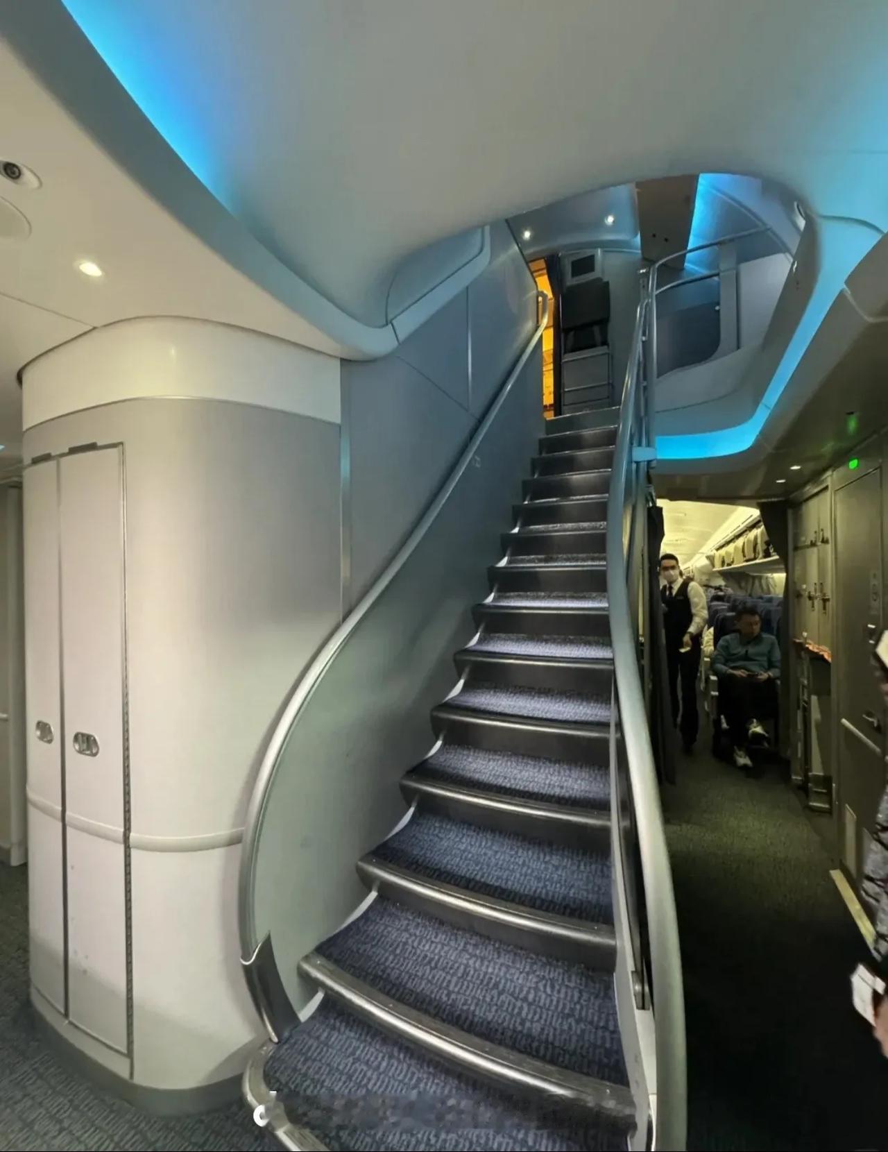 空客A380内部到底有多豪华？两层客舱全部设施详细揭秘
 
很多人只知道A380