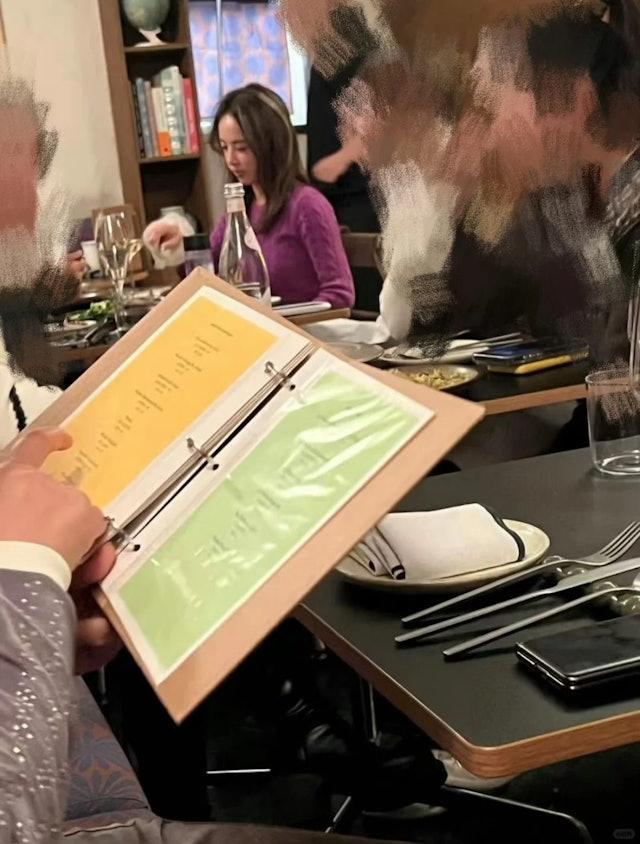 现年44岁的乐坛天后蔡依林日前到达上海准备出席活动，有网民在餐厅偶遇蔡依林，并将