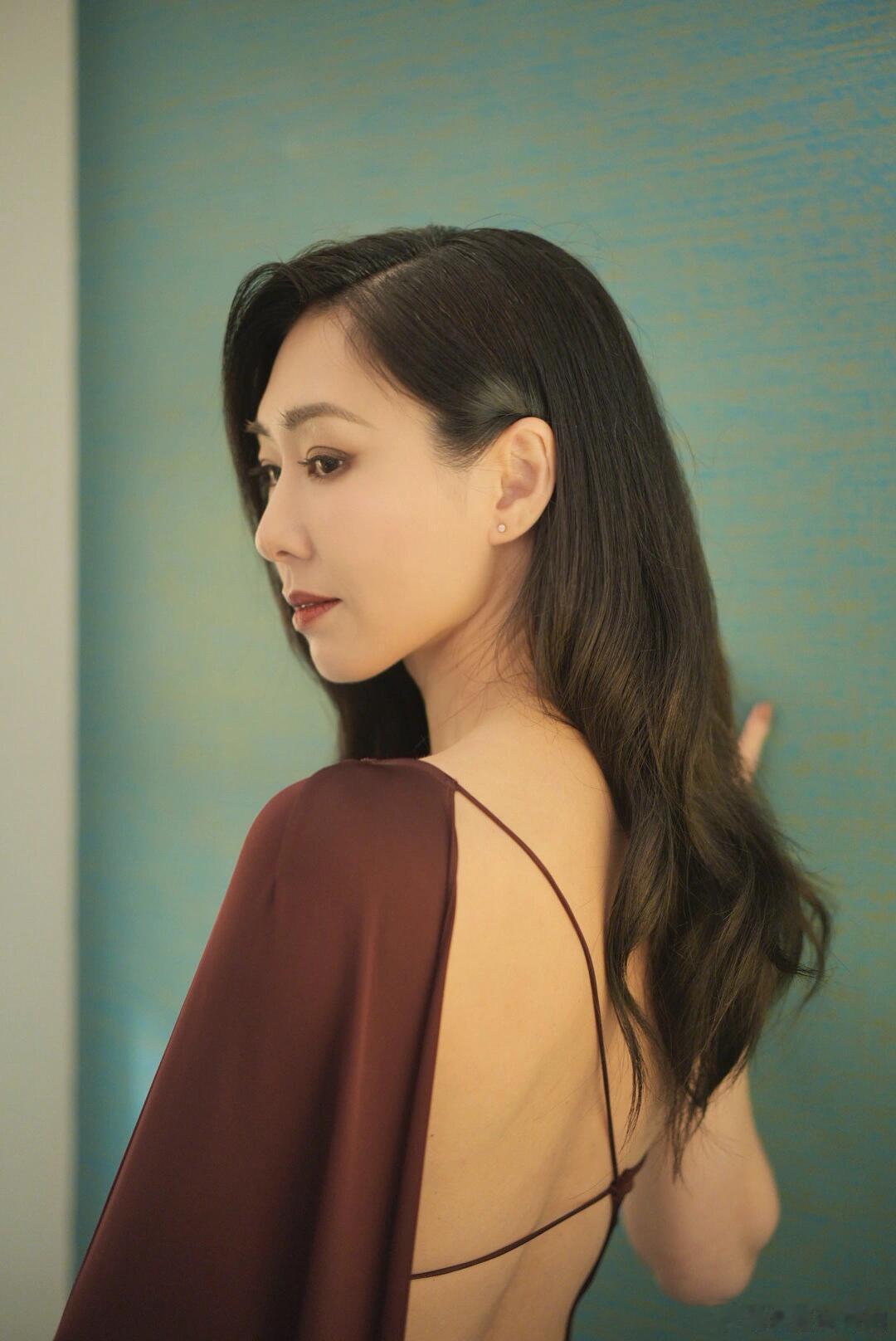 胡定欣说去看看外面的世界，一代人的港剧青春，又一位选择转身，与其在舒适区耗着，不