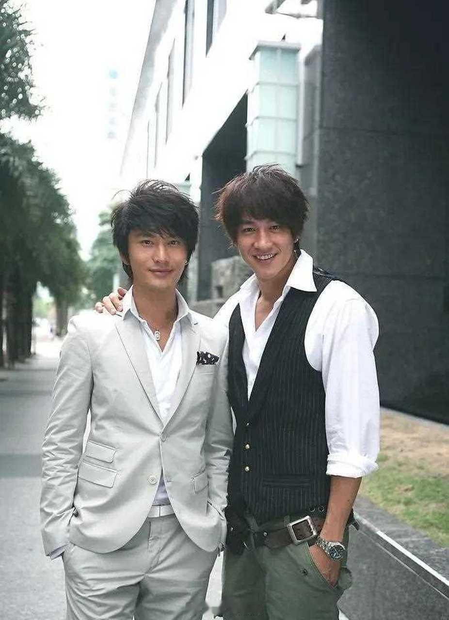 何润东黄晓明 王不见王何润东是楚霸王项羽，黄晓明是上海滩只王许文强。都是不同时代