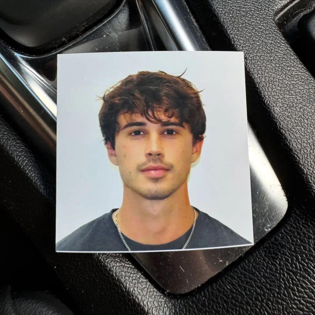 美国男演员 Logan Allen 发布了证件照，还是很好看的。
Logan A