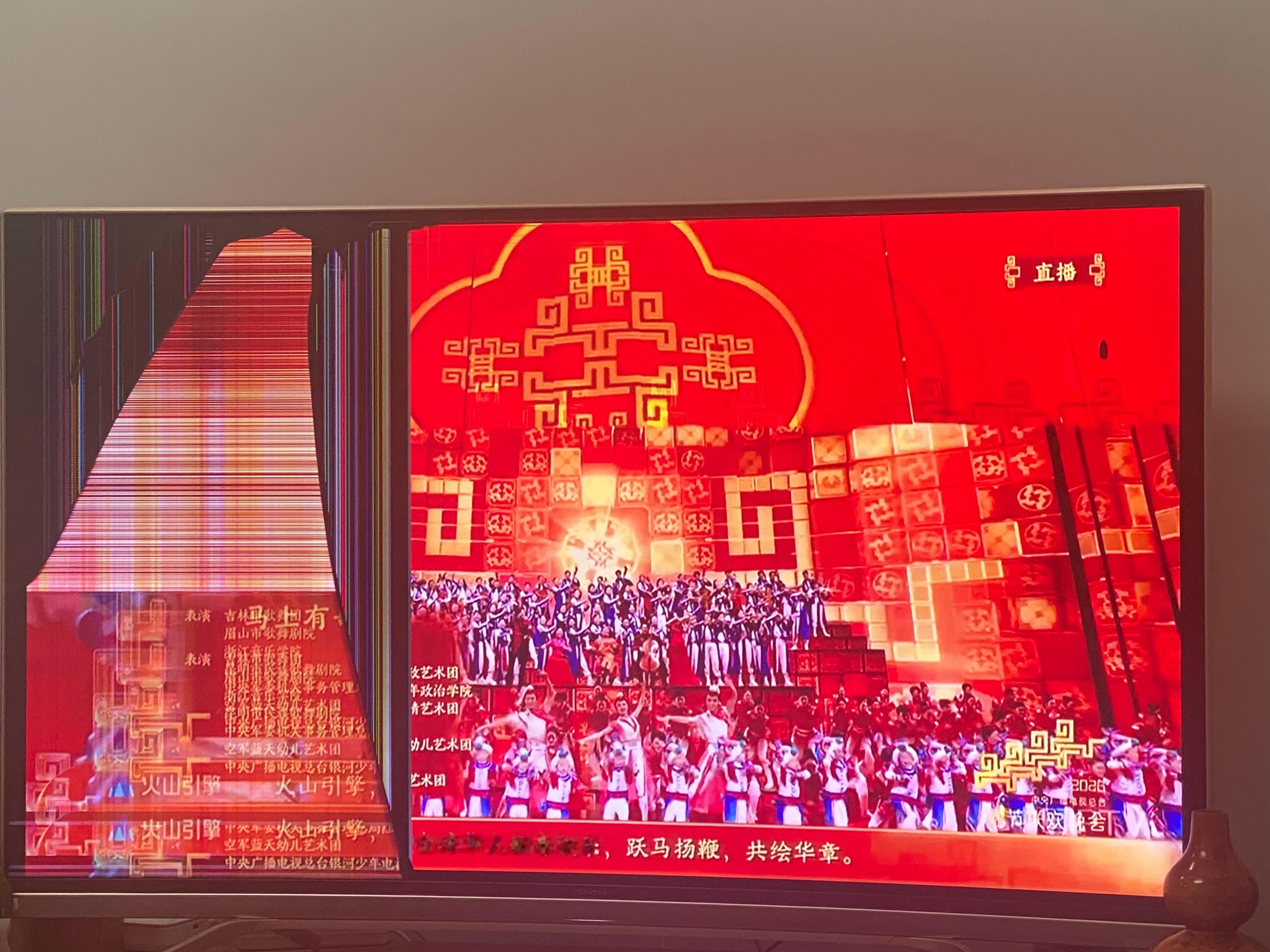 春晚从九几年就跟着家里人一起看春晚，基本上一年都没缺席过。每年看春晚，就感觉跟所