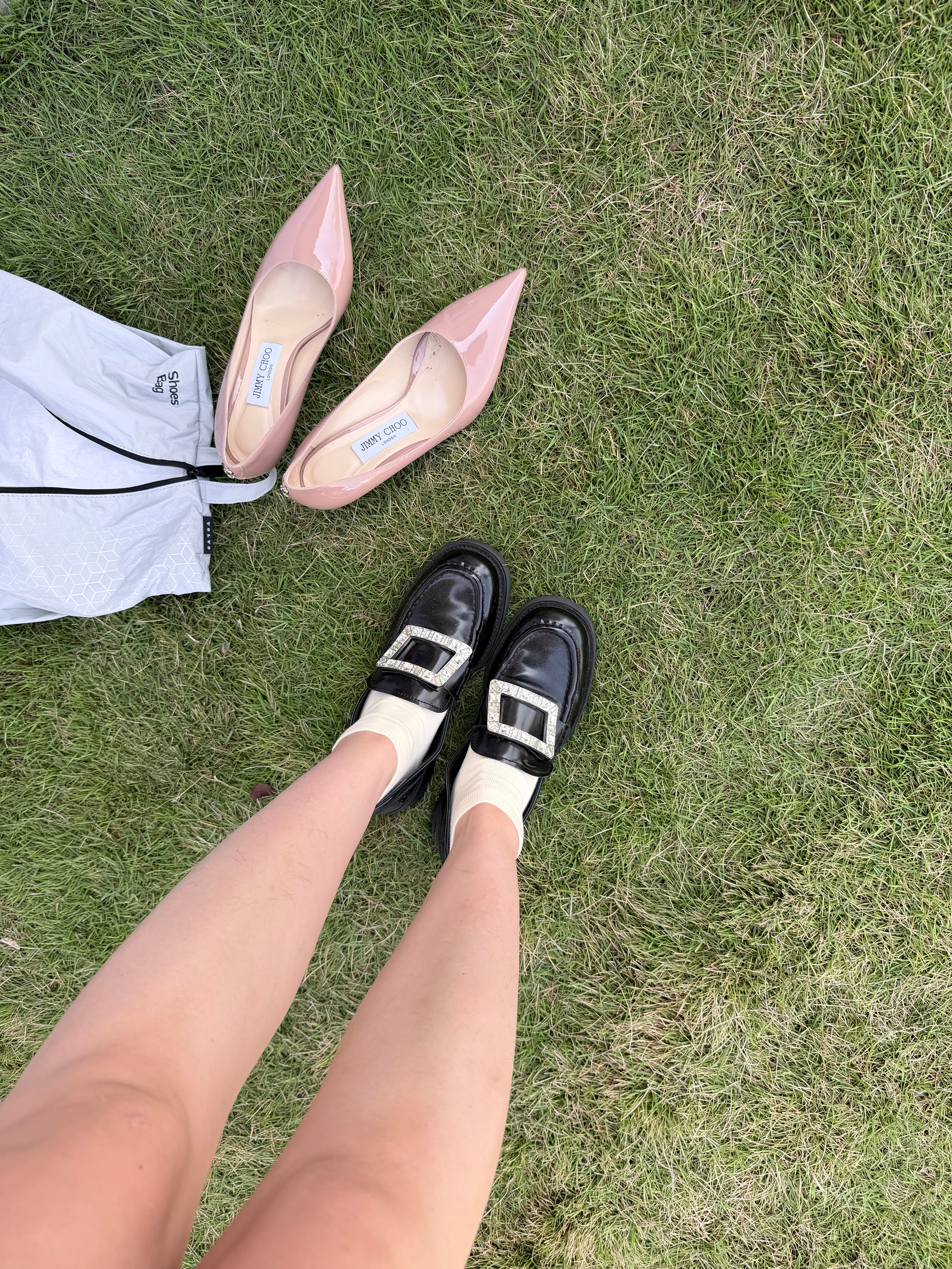 我放弃高跟鞋了👠这个草地穿它 一脚一个坑拔都拔不出来[笑cry]  ​​​