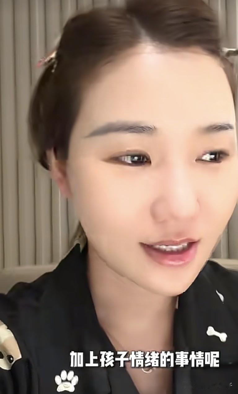 立云和老王焦虑了，女儿初二了成绩不理想，玩手机厉害，变得冷漠对什么都没兴趣。
