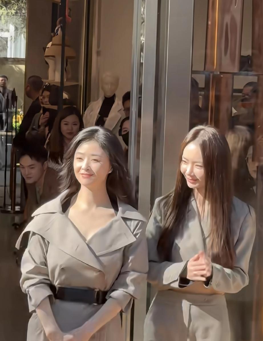 戚薇与蒋欣留着出道时的发型，仿佛回到了刚刚出道时，氛围感拉满，可惜两位法令纹有点