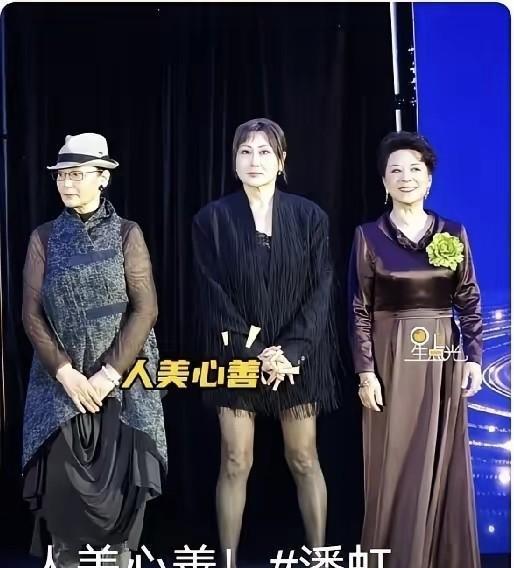 63岁张凯丽走上红毯时，全场安静了三秒。
流苏短装在她膝盖上方晃动，高跟鞋踩出笃