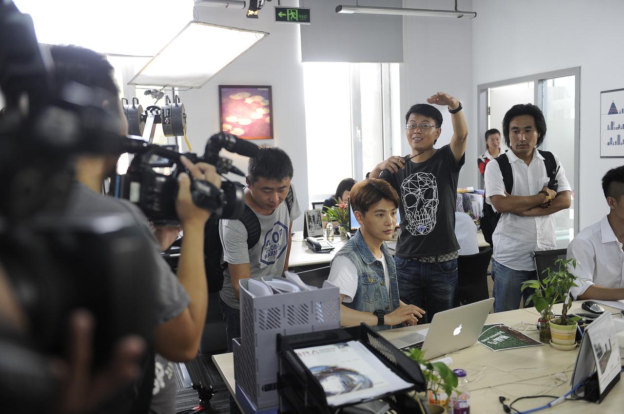 我看到很多人发视频，说北京人穿衣服喜欢穿黑白灰，没有亮色的衣服，其实，也不是没有