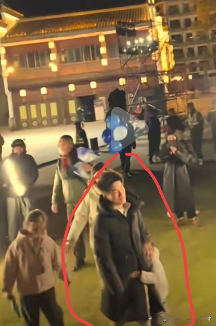 宇辉在安徽第一站结束之后，猝不及防的一幕出现了！宇辉下播之后，一位小女孩快速跑到