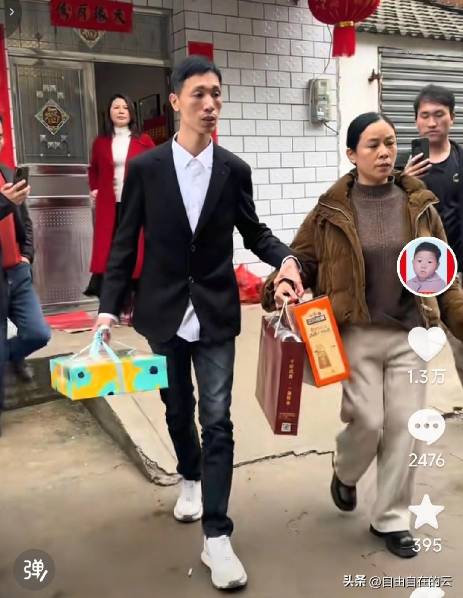 太高兴了，再次刷到视频，李鑫姐弟和好了，李鑫也要回广东了，姐姐给他准备了礼品，李