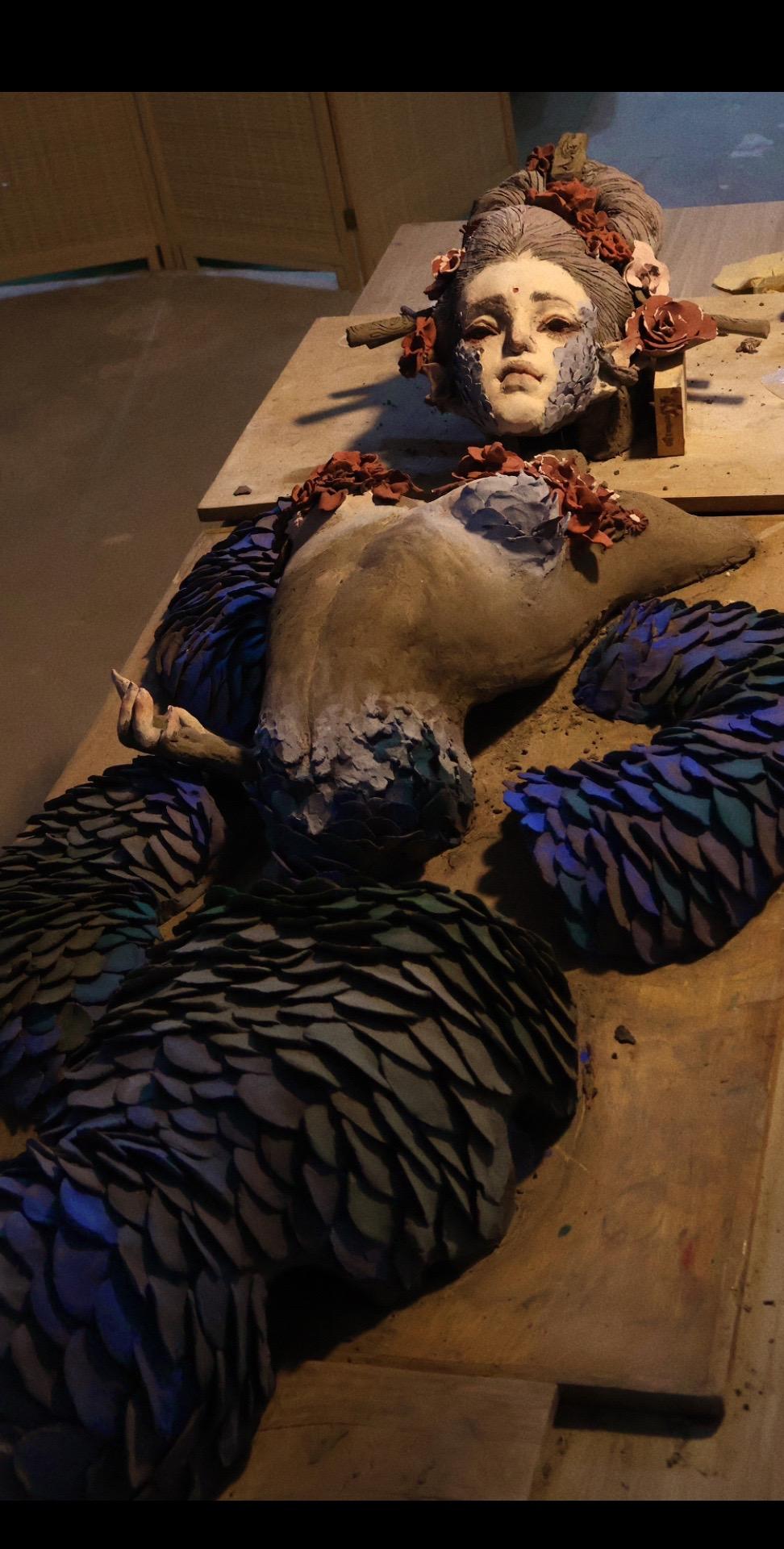 她的眼眸。进度记录95% 盘泥条用了七袋泥，开工前心里默念要做得小而精...