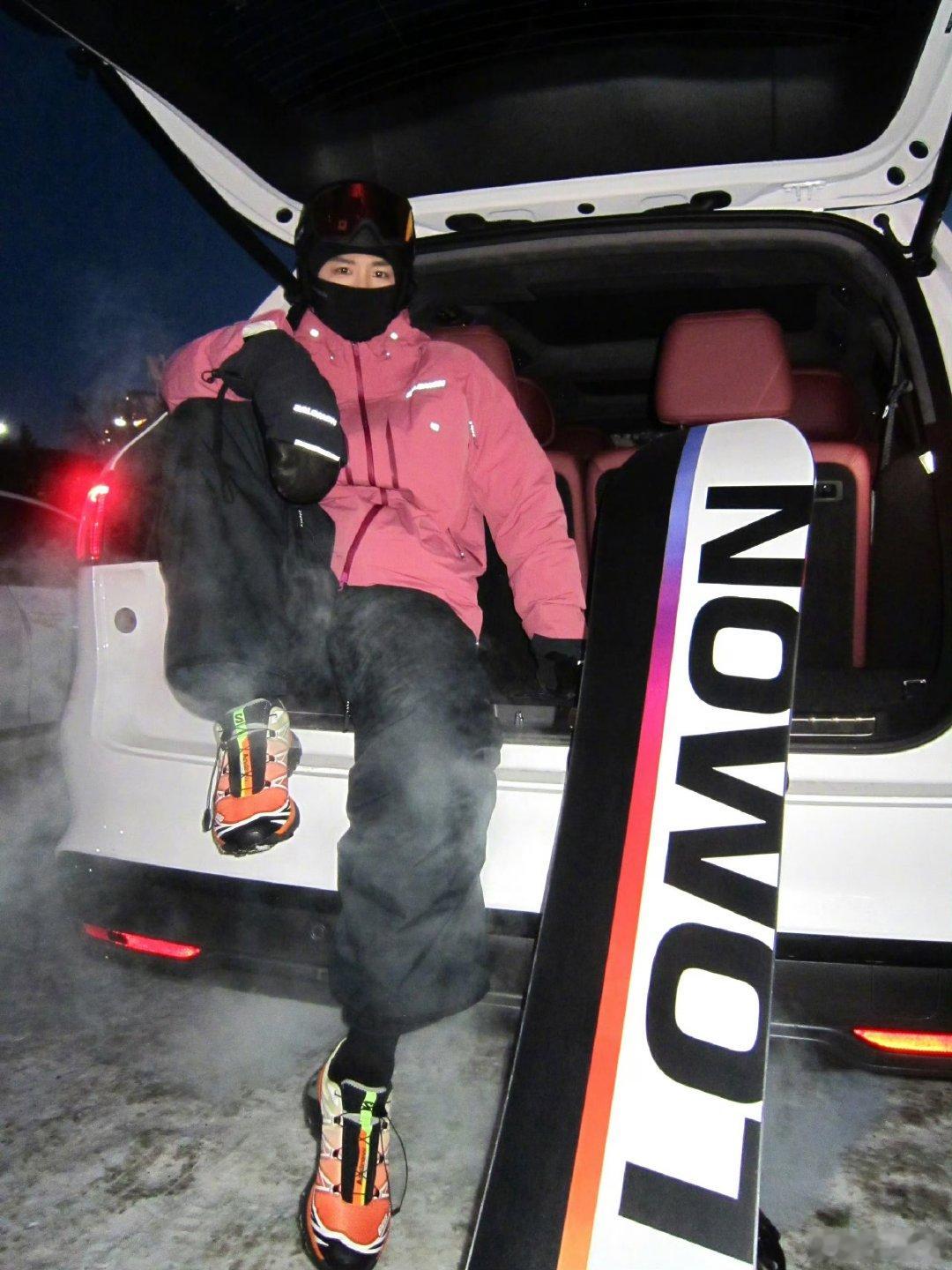 白敬亭滑雪plog白敬亭晒滑雪照 帅！ 白敬亭滑雪plog 