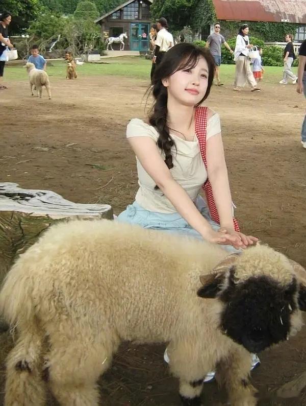 虞书欣虽然不是很漂亮但是真的很有大自然气息，下面这图当了很久头像了～ ​​​