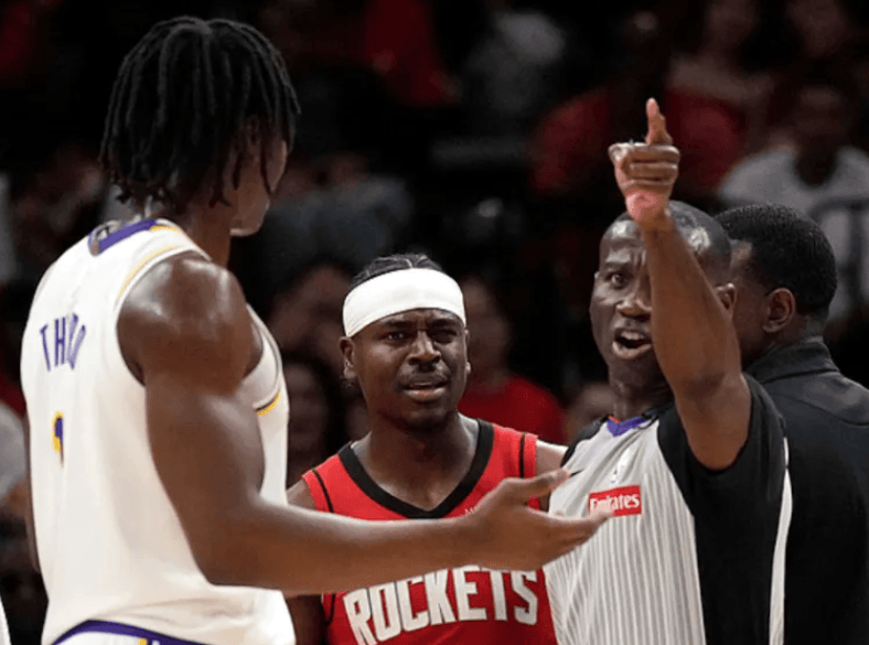 洛杉矶湖人今天比赛是蒂耶罗生涯季后赛首秀，但是他在末节和阿龙-霍勒迪发生冲突被连