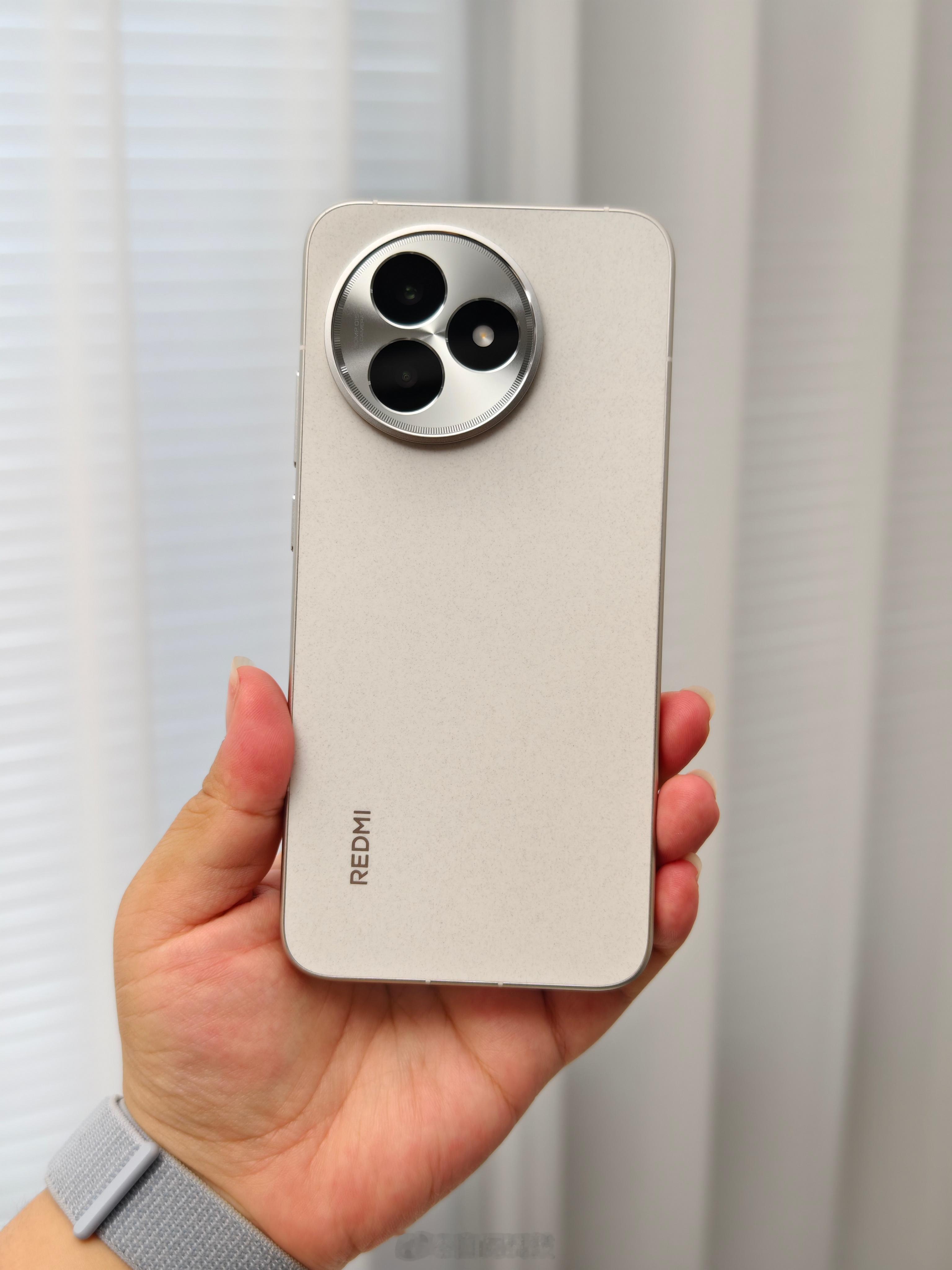 REDMI K80至尊版「月岩白」这外观你们喜欢吗？ ​​​